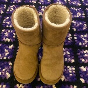 UGG tan classic leather/sheepskin short boots 7W.